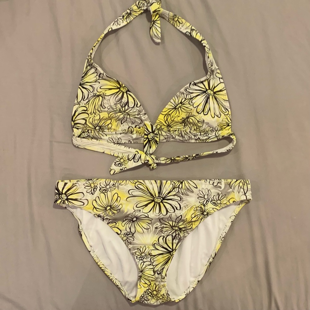 Island Pearls SwimSuit. Top Medium Bottoms XL